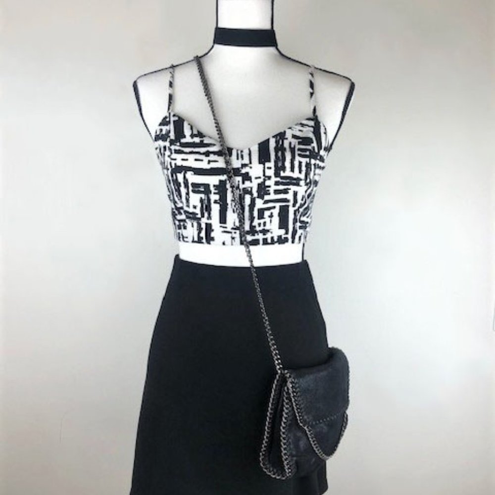 Forever 21 XXI Black and White Crop Top Si…